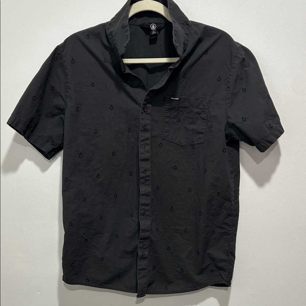 Volcom Men’s Black Short-Sleeve Button-Down Shirt with Subtle Tonal Print